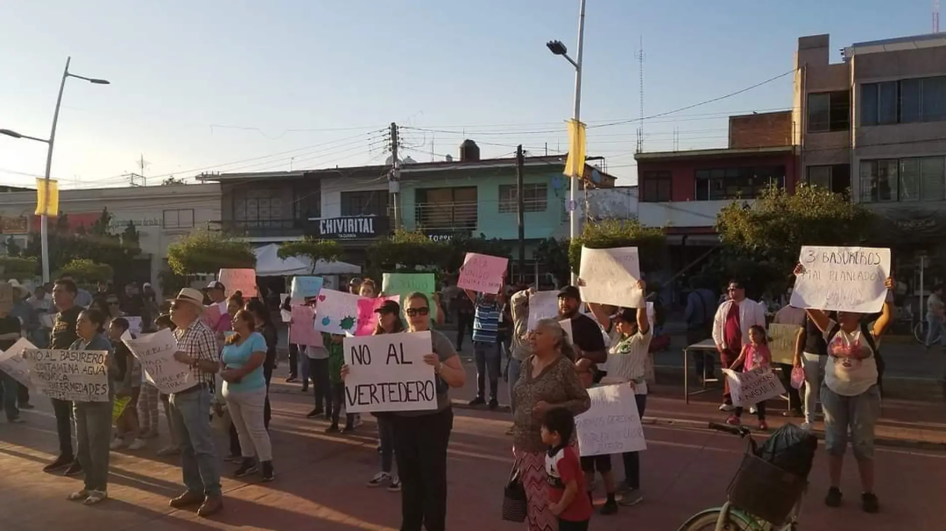 Vecinos se manifiestan en contra de vertedero